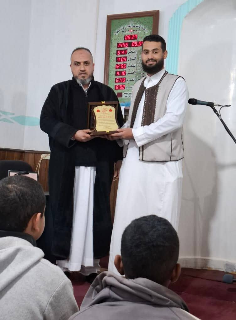 تكريم الشيح محمد عبد الله نتفه فى مسجد قرية العشيبات القصر الطويل